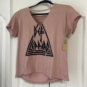 NWT American Eagle Def Leppard graphic tee mauve